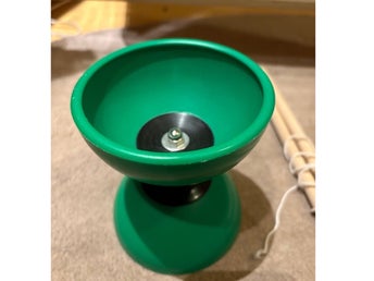 Jonglering - Diabolo med träpinnar