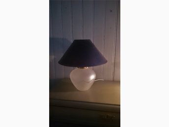 Snygg bordslampa med fot i glas Snygg bordslampa med fot i glas