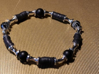 Handgjort, elastisk armband, i svart och