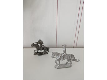 Två ridande figurer i tenn