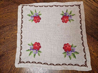 Fin handbroderad duk rosor VINTAGE