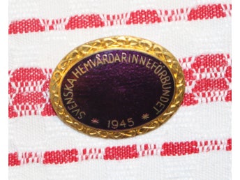 SVENSKA HEMVÅRDARINNEFÖRBUNDET 1945. EMALJERAD BROSCH
