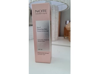 NOTE COSMETIQUE 3 in 1 Glowing Skin Tinted Moisturizer SPF 50, No. 10