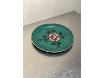 Målad allmogetallrik i trä / Painted Wooden Folk Art Plate