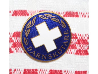 BARNSKÖTARE EMALJERAD BROSCH