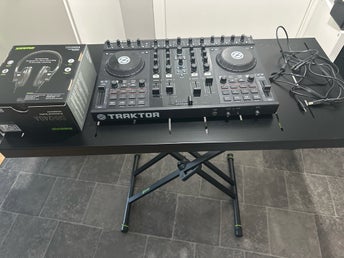 Traktor Kontrol S4 MK2 DJ-kontroller med Shure SRH240A hörlurar och