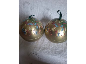 Plåtägg guldfärgade med blommönster