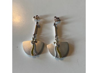 Silverörhängen hängande.