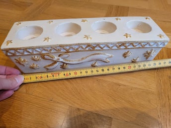 adventsljusstake med fina detaljer i guld guldglitter