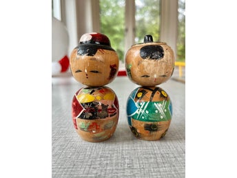 Vintage japanska Kokeshi-dockor, 2 st, trä,handmålade 1950tal ? För samlaren