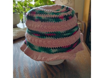 Rosa, grön, mörkrosa hatt
