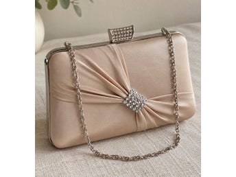 Elegant aftonväska / clutch i champagnefärg.
