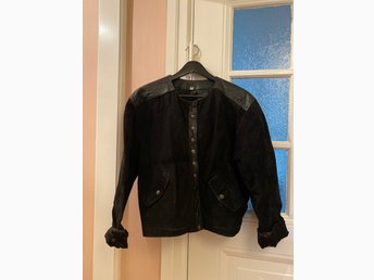 Skinnjacka Åhléns retro (420035879) ᐈ Köp på Tradera Skinnjacka Åhléns retro (420035879) ᐈ Köp på Tradera