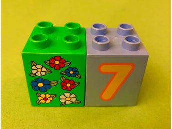 Lego DUPLO 7 År Tårtdekoration - Grön Kloss med Blommor - Ljusblå Kloss nr 7