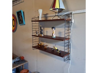 Stringhylla i teak med svarta gavlar retro vintage