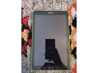 Galaxy tab E med plats för sim kort med fodral
