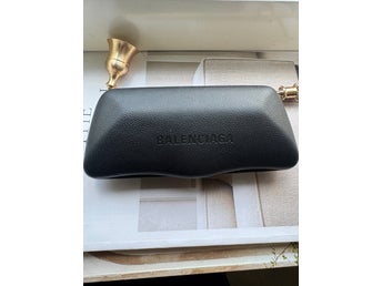 Balenciaga glasögonfodral med putsduk