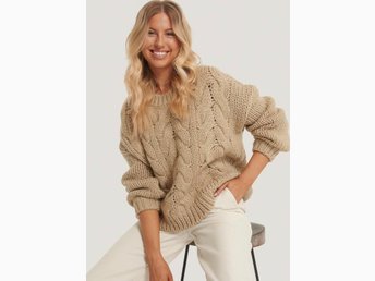 Beige kabelstickad tröja från NAKD i storlek SM. Ny!! TREND STICKAD Beige kabelstickad tröja från NAKD i storlek SM. Ny!! TREND STICKAD
