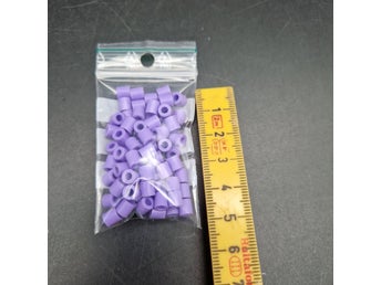 Ca 80 plastpärlor, lila typ hama