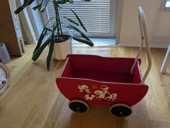 Röd dockvagn i trä retro
