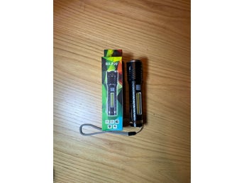 Kraftfull LED Ficklampa BX-P20 – Uppladdningsbar, COB sidoljus, Multifunktion