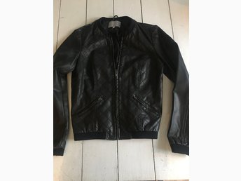 Svart Pull & Bear höst vår jacka, storlek L (dam) Svart Pull & Bear höst vår jacka, storlek L (dam)