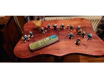 Samling av 13 Smurf-figurer med plåtask