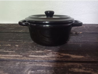 Liten svart porslinsgryta med lock 10 cm i diameter och 4,5 cm hög