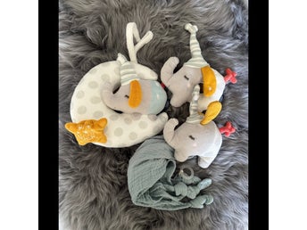 Leksakspaket till baby - Elefanter: Speldosa, snuttis & skallra från Fehn.