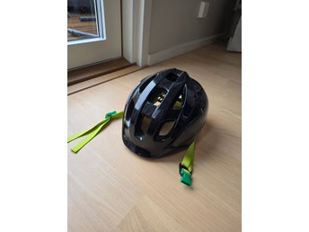Occano Cykelhjälm Svart/Vit med Gröna Remmar