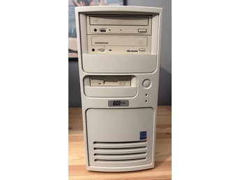 Stationär retro dator med Windows XP i fungerande skick