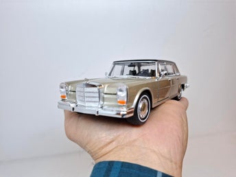 Modellbil Mercedes-Benz 600 (W100) 1963 - skalan 1:24 Ny