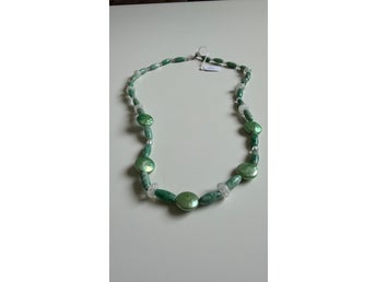 Halsband med gröna ädelstenar