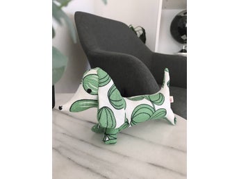 Tax dachshund i tyg från Svenskt Tenn, mönster Celotocaulis