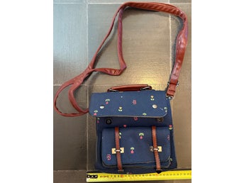 Satchel Väska • Mörkblå blommönster • Crossbody • 22x21 cm • Tålig