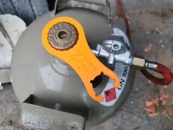 Hållare för CEE-adapter