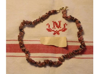 HALSBAND AV RODONIT