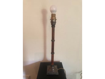 Bordslampa Chehoma-Belgium, trä och metall