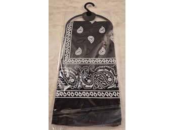 Ny svart bandana med ett klassiskt paisleymönster