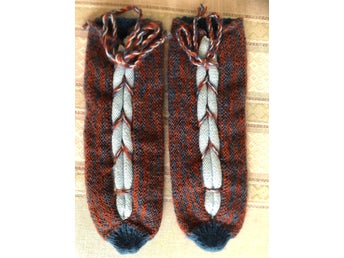 Handstickade varma sockor med snörning ull