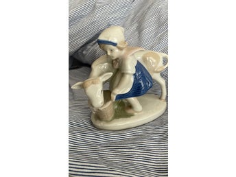 Porslinsfigur Flicka matande en kalv av Carl Schneider GDR
