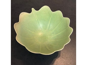 Grön skål i från Löva form av ett blad