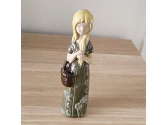 Äldre figurin 60 tal märkt Terra flicka med korg