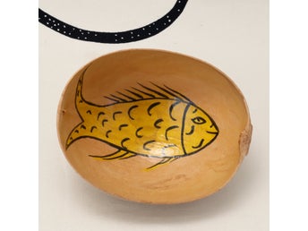 SKÅL AV KOKOSNÖT DEKORERAD MED FISKMOTIV PÅ INSIDAN, FOLK ART, FOLKKONST