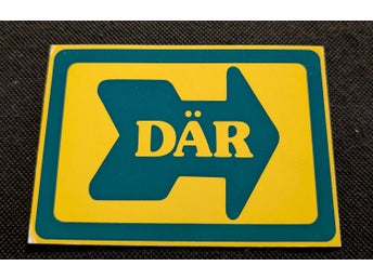 DÄR. Kort med en pil med text DÄR. Oskrivet