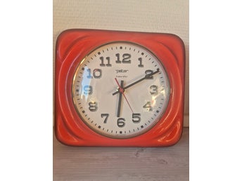 Sällsynt 70-tals retro väggklocka i djup orange keramik – Original Peter Transistor