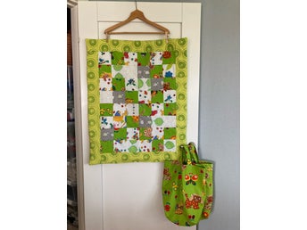 Lapptäcke barn i retrotyger, 86x68 cm, 2 förvaringspåsar för kläder, leksaker mm