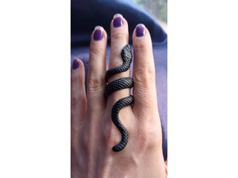 Svart stor ring med orm goth gothic metal rockig snake bohemisk boho Halloween