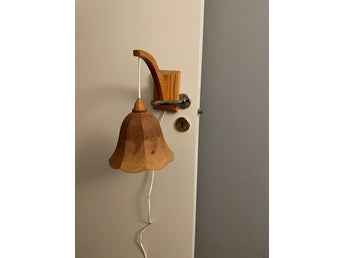Retro vägglampa i furu- klockformad tulpanlampa