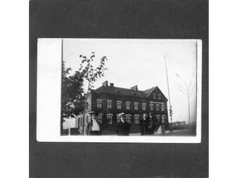 Damer med tårthattar framför Folkskola Gissar ca1920 Småland Skåne Blekinge?